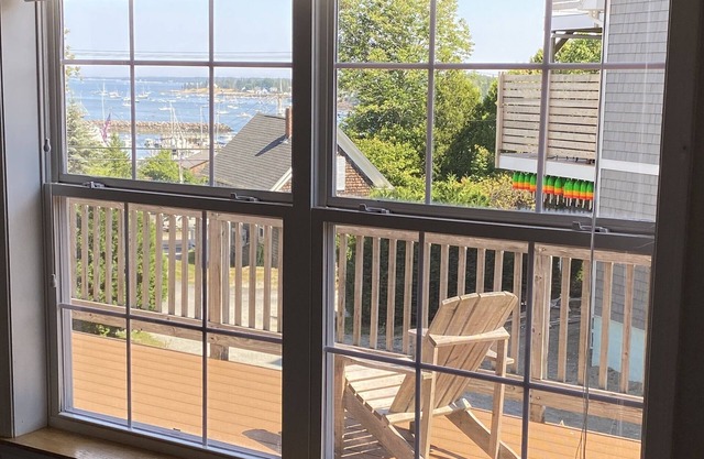 Ocean view 4 br, huge deck with grill, walk to town, pet friendly locally owned