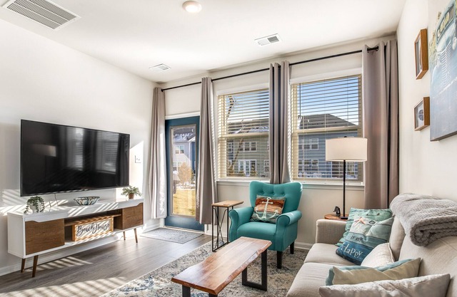 Ocean View Beach Club Home w/pool & sauna, central AC, free WiFi, fitness center