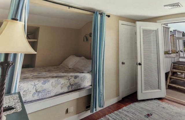 Ocean view spacious 5-bedroom Cape Cod style house with roof deck, AC, WiFi.