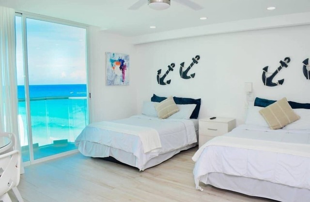 Ocean view studio, great views, balcony, beach, pool, gym, jacuzzi