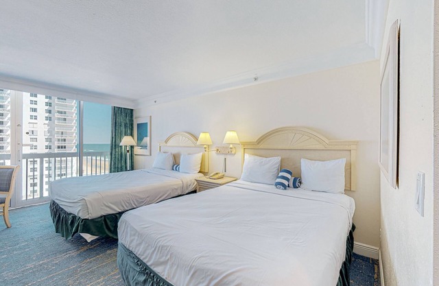 Ocean-view studio with kitchenette plus gym & fast WiFi