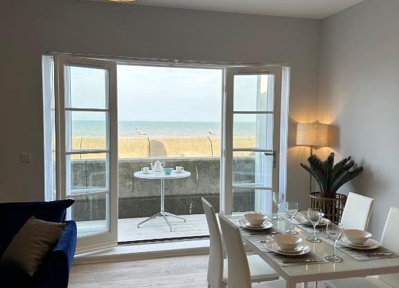 Ocean View Suite - Near Hythe - On Beach Seafront - Private Parking