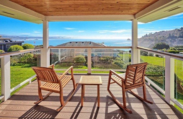 🌊Ocean View Village Condo with Outdoor Sauna, Trails to Fun Beaches & Covered Deck🩴