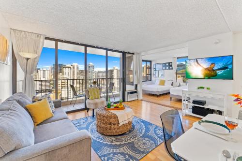 Ocean View, Walk to Waikiki Beach, Wi-Fi & Parking
