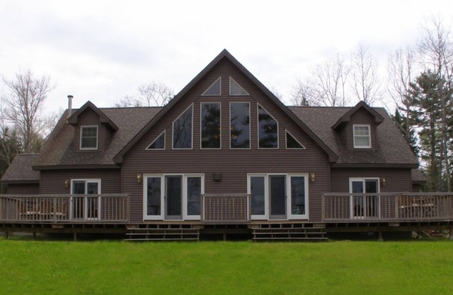 Oceanfront Chalet with privacy and spectacular views. Romantic or family getaway