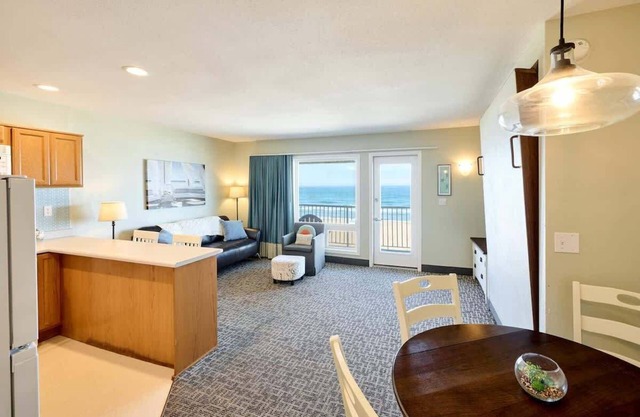 Oceanfront Family Suite - Full Kitchen - Beach Access - Pool & Hot Tub!