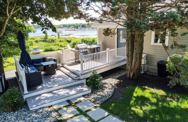 Oceanfront getaway, private boardwalk steps to Cape Neddick Beach
