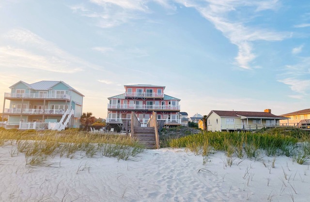 Oceanfront Home-Perfect Location on Emerald Isle-Dog Friendly-BOOKS 1 YEAR OUT