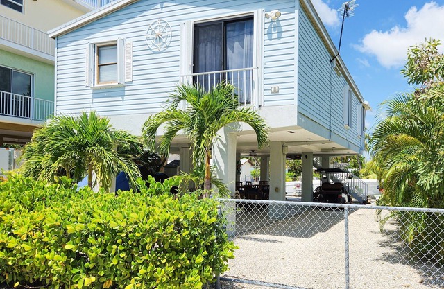 Oceanfront house with water view, balcony, central AC, deck, & W/D - 2 dogs OK