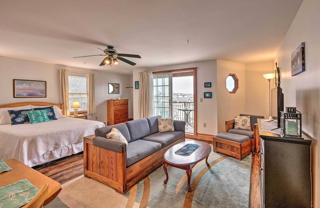 Oceanfront Lincolnville Studio w / Private Balcony!