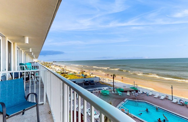 Oceanfront studio near golf with beach access, pool, hot tub & fitness room