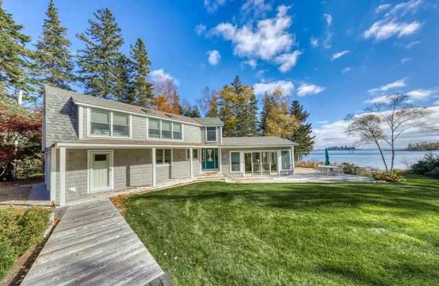 Oceanfront two-story house with wraparound deck & gas grill - snowbird-friendly