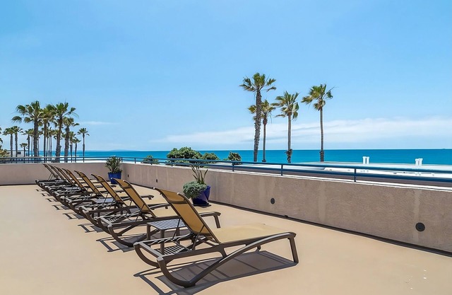 Oceanside Beach Stay w/Kitchen | Steps to Pacific Coast