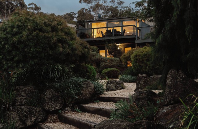 Oceanview Lorne Stay | Walk to Beach & Shops | Family-Friendly, Sleeps 8