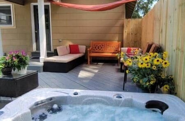 ♥️ of 👑 🌳 Entire 2BR House!