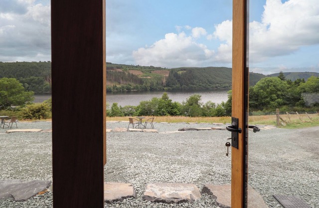 OLD CART HOUSE, pet friendly, with a garden in Lake Vyrnwy