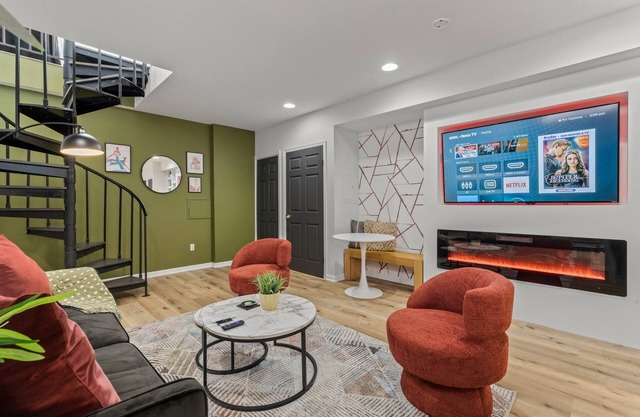 Old City 2 BR | Near Historic Sites | *King Bed*