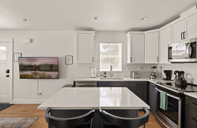 Old Mill Cottage: Steps to Old Mill and Deschutes