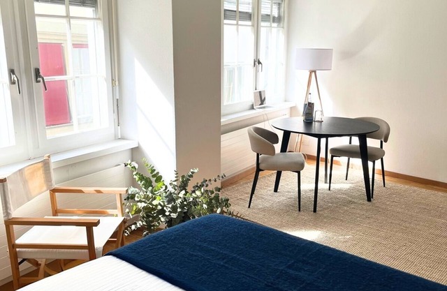 Old Town apt w/art 10min to mainstation, 5min to lake, w/washer & dryer