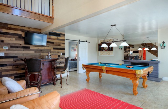 Old Town Scottsdale 8-bedroom 4 bath NEW HOT TUB Heated pool putting green BBQ