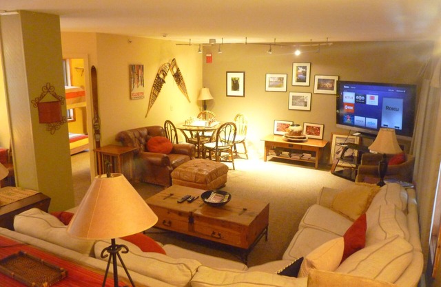 On access road to ski slopes private setting, walk distance to restaurants, bar