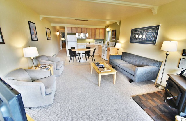 On Lake! End Unit, Hot Tub, Elevator! Walk to Concerts, Marina, Dining