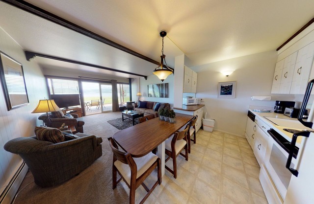 On Lake! Ground Floor, Views, Hot Tub. Walk to Marina, Concerts, Dining
