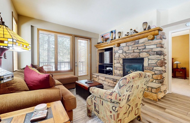 On Sierra Star Golf Course! Bright Unit, Gas Grill & Laundry. Pool On-site