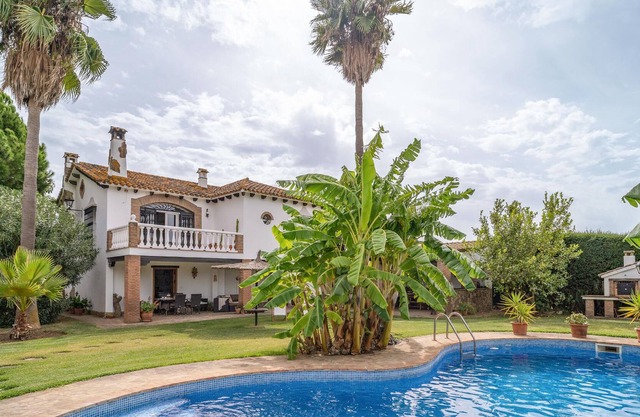 On the edge of Los Alcornocales National Park, this beautiful villa welcomes you.