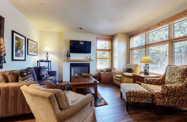 On the Golf Course! Bright, Updated. Gas Grill, Wash/Dryer, Relaxing Location