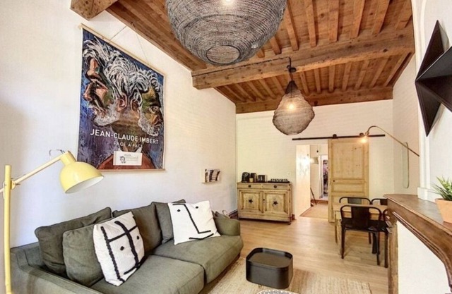 On the herb square! In the historic center of Uzes, charm and decor.
