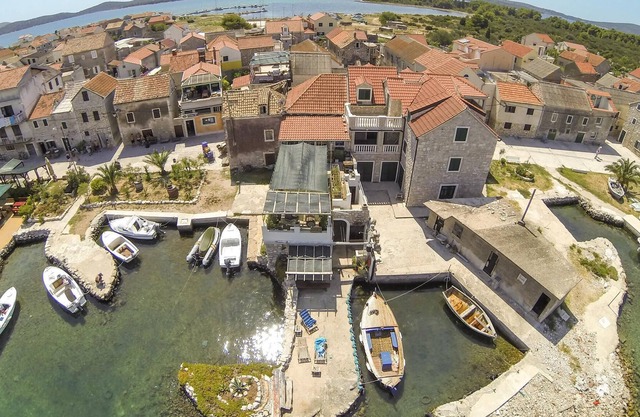 On the island of Krapanj, this authentic and cozy vacation apartment welcomes you right on the water