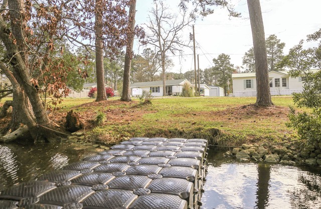 On the water with kayaks and a launch, 5 mins from beach, Everything you need!