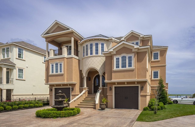 On Water.Boat/Jet Skis/golf cart . Pool/Hot tub/IceSpa, huge decks, game rooms.