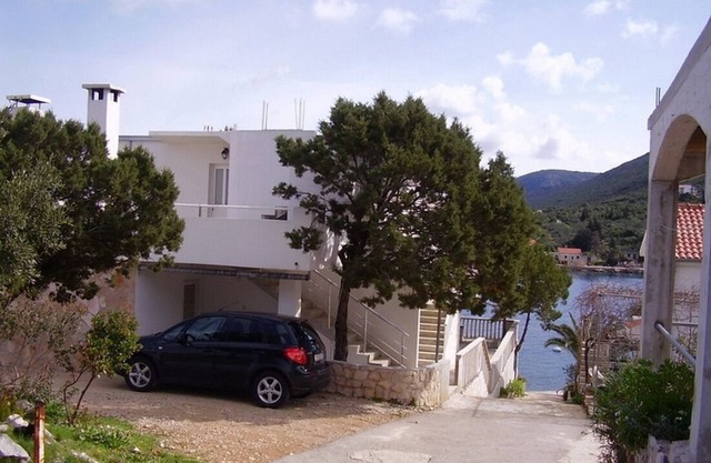 One bedroom apartment near beach Cove Pokrivenik, Hvar (A-18955-b)