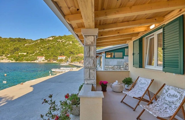 One bedroom apartment with terrace and sea view Prožurska Luka, Mljet (A-22333-a)