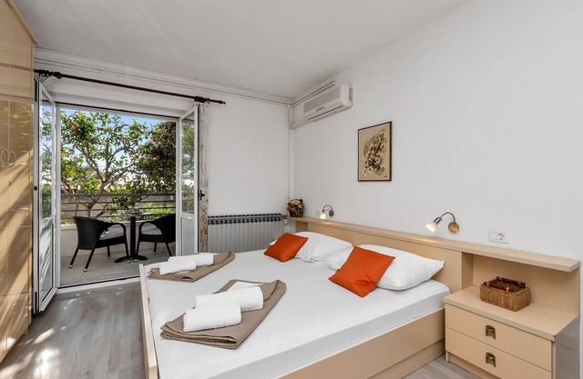 One bedroom apartment near beach Baška Voda, Makarska (A-2578-a)