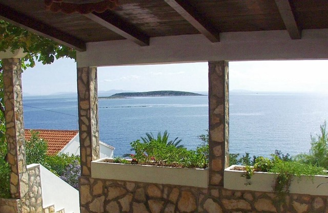 One bedroom apartment with terrace and sea view Milna, Vis (A-1145-a)