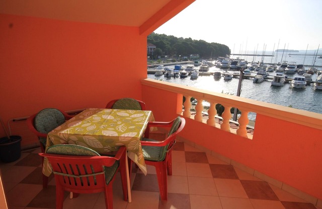 One bedroom apartment with terrace and sea view Kukljica, Ugljan (A-8478-a)