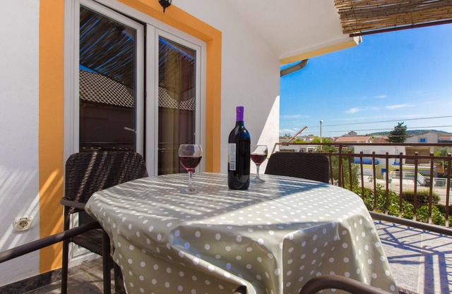 One bedroom apartment with balcony Pirovac, Šibenik (A-22646-a)