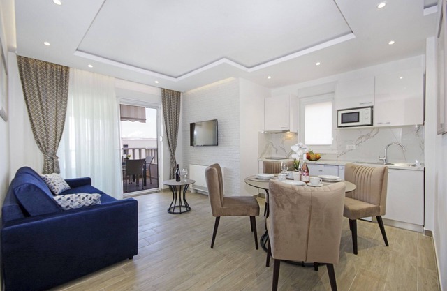 One bedroom apartment with terrace and sea view Promajna, Makarska (A-21102-k)