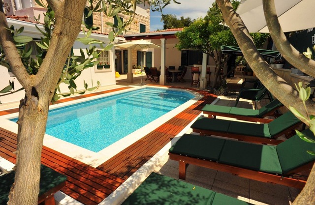 One bedroom apartment with air-conditioning Sutivan, Brač (A-16846-c)