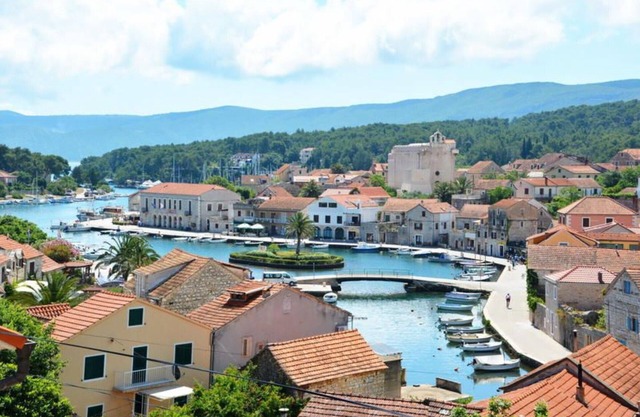 One Bedroom Apartment with Balcony and Sea View