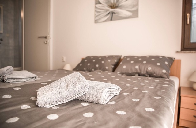 One bedroom apartment near beach Vrsi - Mulo, Zadar (A-5848-b)