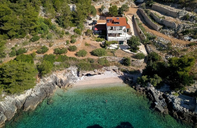 One bedroom apartment near beach Cove Rapak, Hvar (A-12779-e)