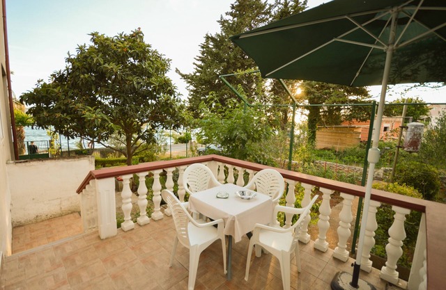 One bedroom apartment near beach Zadar - Diklo, Zadar (A-5925-b)