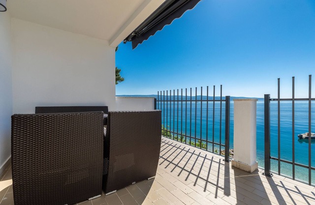 One bedroom apartment near beach Nemira, Omiš (A-4277-a)