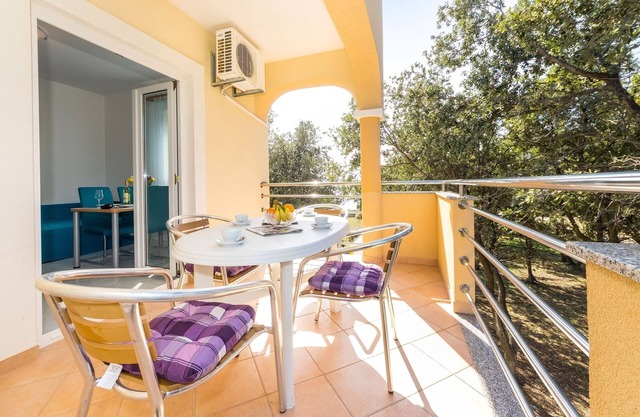 One bedroom apartment near beach Vrsi - Mulo, Zadar (A-5951-c)