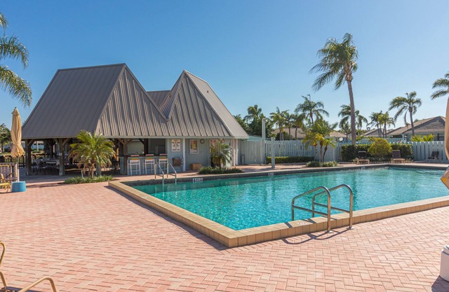 One floor 3/2 walk to beach