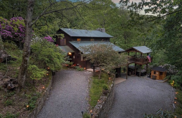 One of a kind, Creek Front Lodge 3 floors, 2 kitchens, long distance views.